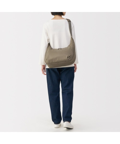 無印良品(ムジルシリョウヒン)の「撥水 中わた入り 2WAY ワンショルダーバッグ(ショルダーバッグ・レディース・キャメル/ブラック・FREE)」の21枚目の写真