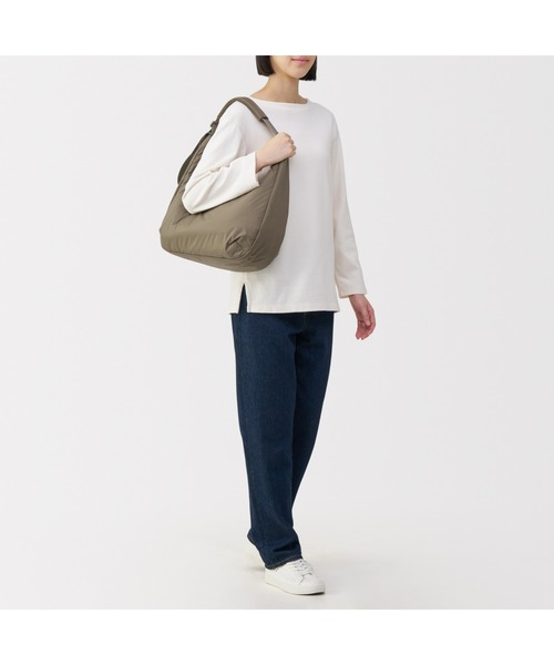 無印良品(ムジルシリョウヒン)の「撥水 中わた入り 2WAY ワンショルダーバッグ(ショルダーバッグ・レディース・キャメル/ブラック・FREE)」の22枚目の写真