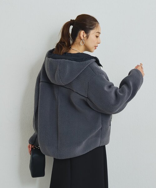 un dix cors（アンディコール）の「《ラフな抜け感を演出》配色フードボアコート（ブルゾン・レディース・オフホワイト/チャコールグレー・FREE）」の19枚目の写真