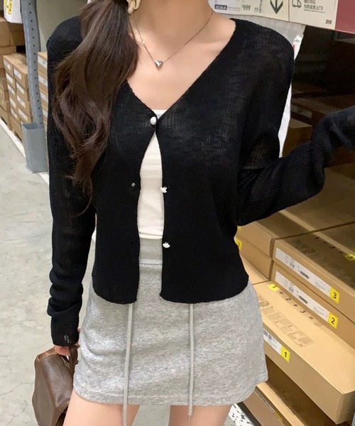 VIBGYOR（ヴィブジョー）の「【EIZZ/アイズ】シアーニット Vネック カーディガン（カーディガン/ボレロ・レディース・ピンク/オフホワイト/ブラック/ライトブルー・FREE）」の2枚目の写真