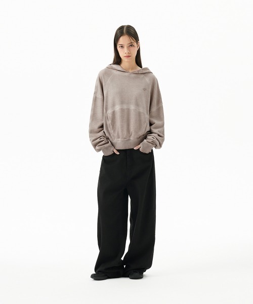 MAHAGRID(マハグリッド)の「『mahagrid/マハグリッド』 DYED CURVED SEAM CROP HOODIE/オーバーダイ加工 カーブデザインクロップドパーカー(パーカー・レディース・ベージュ/チャコールグレー・FREE)」の8枚目の写真