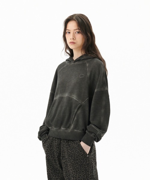 MAHAGRID(マハグリッド)の「『mahagrid/マハグリッド』 DYED CURVED SEAM CROP HOODIE/オーバーダイ加工 カーブデザインクロップドパーカー(パーカー・レディース・ベージュ/チャコールグレー・FREE)」の3枚目の写真