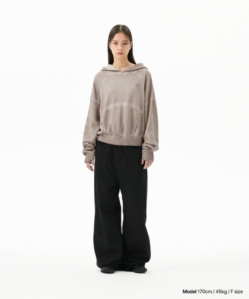 MAHAGRID(マハグリッド)の「『mahagrid/マハグリッド』 DYED CURVED SEAM CROP HOODIE/オーバーダイ加工 カーブデザインクロップドパーカー(パーカー・レディース・ベージュ/チャコールグレー・FREE)」の10枚目の写真
