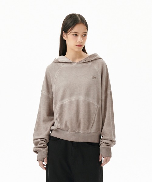 MAHAGRID(マハグリッド)の「『mahagrid/マハグリッド』 DYED CURVED SEAM CROP HOODIE/オーバーダイ加工 カーブデザインクロップドパーカー(パーカー・レディース・ベージュ/チャコールグレー・FREE)」の7枚目の写真