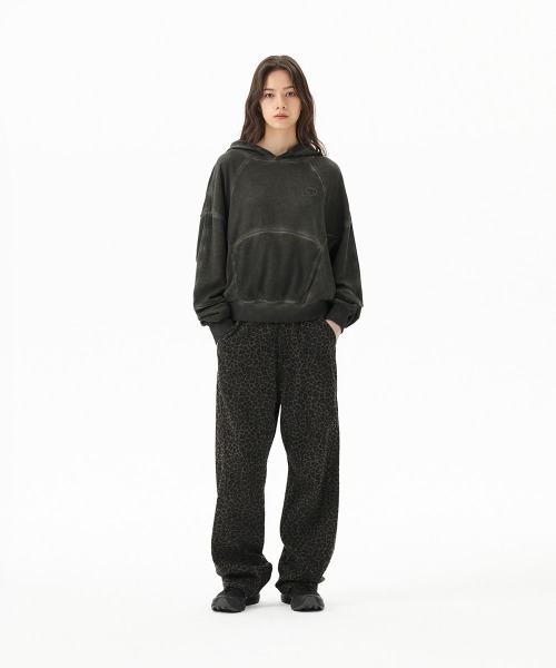 MAHAGRID(マハグリッド)の「『mahagrid/マハグリッド』 DYED CURVED SEAM CROP HOODIE/オーバーダイ加工 カーブデザインクロップドパーカー(パーカー・レディース・ベージュ/チャコールグレー・FREE)」の6枚目の写真