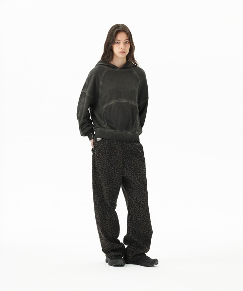 MAHAGRID(マハグリッド)の「『mahagrid/マハグリッド』 DYED CURVED SEAM CROP HOODIE/オーバーダイ加工 カーブデザインクロップドパーカー(パーカー・レディース・ベージュ/チャコールグレー・FREE)」の4枚目の写真
