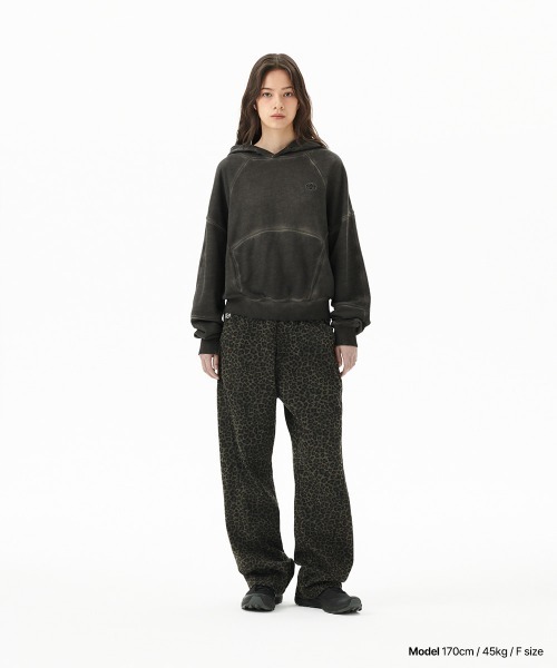 MAHAGRID(マハグリッド)の「『mahagrid/マハグリッド』 DYED CURVED SEAM CROP HOODIE/オーバーダイ加工 カーブデザインクロップドパーカー(パーカー・レディース・ベージュ/チャコールグレー・FREE)」の5枚目の写真