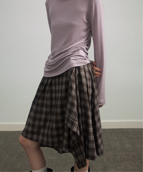ELOOPS(イーループス)の「【ELOOPS】アシンメトリー チェックフレアスカート(スカート・レディース・ライトブラウン/ブラック/カーキブラウン・S/M/L)」の1枚目の写真
