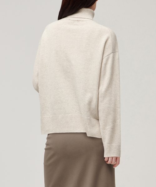 MUSINSA STANDARD WOMAN（ムシンサスタンダードウーマン）の「レディースラムウールリラックスタートルネックニット[オートミール]（ニット/セーター・レディース・その他・X-SMALL/LARGE）」の21枚目の写真