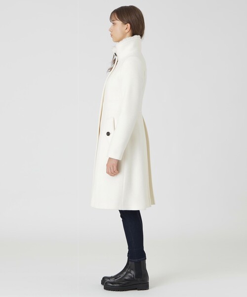 BLUE LABEL CRESTBRIDGE（ブルーレーベルクレストブリッジ）の「ファインダブルビーバースタンドカラーコート（その他アウター・レディース・ホワイト/ブラック/ベージュ/グレー系その他・38/36/40）」の7枚目の写真