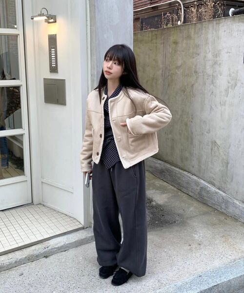 MONGDOL(モンドル)の「リバーシブルフェイクファージャケットライトベージュMDJK031LBEIGE(ムートンコート・レディース・その他・SMALL/MEDIUM)」の5枚目の写真