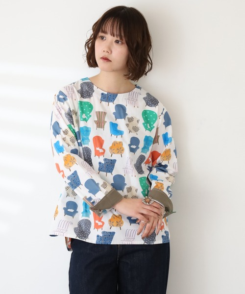 Emago(イマゴ)の「EMAGO ネコといすのプリントブラウス 長袖(シャツ/ブラウス・レディース・アイボリー/ブラック・FREE)」の1枚目の写真