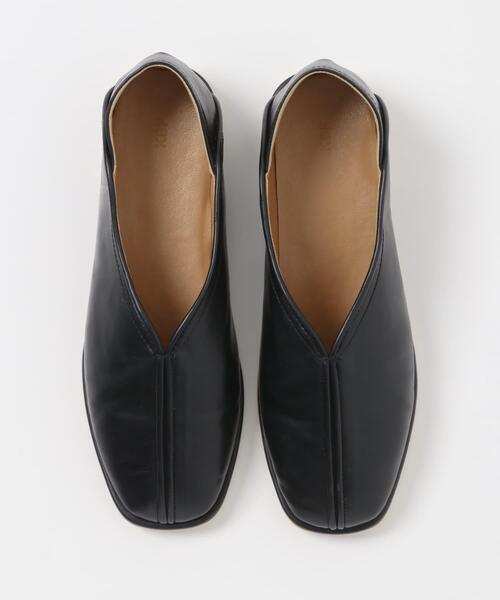 KBF（ケイビーエフ）の「センターシームフラットシューズ（パンプス・レディース・ブラック/アイボリー・36/38/37）」の19枚目の写真