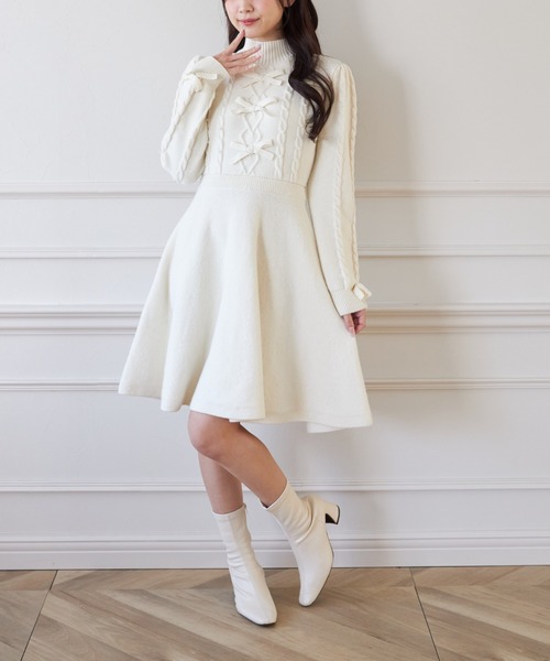 Suyunn(スユン)の「パール&リボン付きケーブル編みニットフレアワンピース(ワンピース・レディース・アイボリー/ブラック・M)」の3枚目の写真
