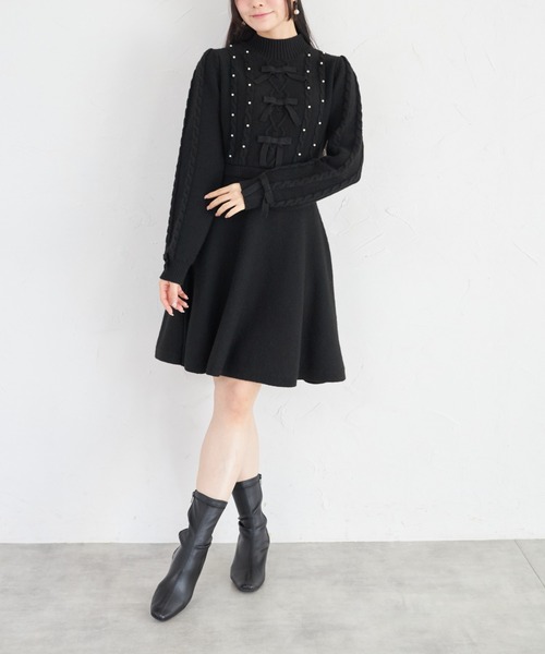 Suyunn(スユン)の「パール&リボン付きケーブル編みニットフレアワンピース(ワンピース・レディース・アイボリー/ブラック・M)」の10枚目の写真