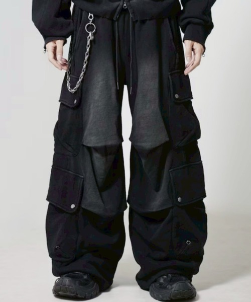 Chikashitsu +(チカシツプラス)の「【CHIKASHITSU PLUS HIGH】4 pocket dirty wash sweat cargo pants / 【チカシツプラスハイ】マルチポケットダーティーウォッシュスウェットカーゴパンツ(スウェットパンツ・メンズ・ブラック・01/02)」の11枚目の写真