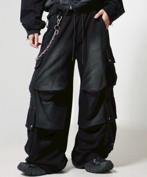 Chikashitsu +(チカシツプラス)の「【CHIKASHITSU PLUS HIGH】4 pocket dirty wash sweat cargo pants / 【チカシツプラスハイ】マルチポケットダーティーウォッシュスウェットカーゴパンツ(スウェットパンツ・メンズ・ブラック・01/02)」の9枚目の写真