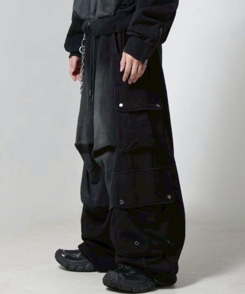 Chikashitsu +(チカシツプラス)の「【CHIKASHITSU PLUS HIGH】4 pocket dirty wash sweat cargo pants / 【チカシツプラスハイ】マルチポケットダーティーウォッシュスウェットカーゴパンツ(スウェットパンツ・メンズ・ブラック・01/02)」の12枚目の写真