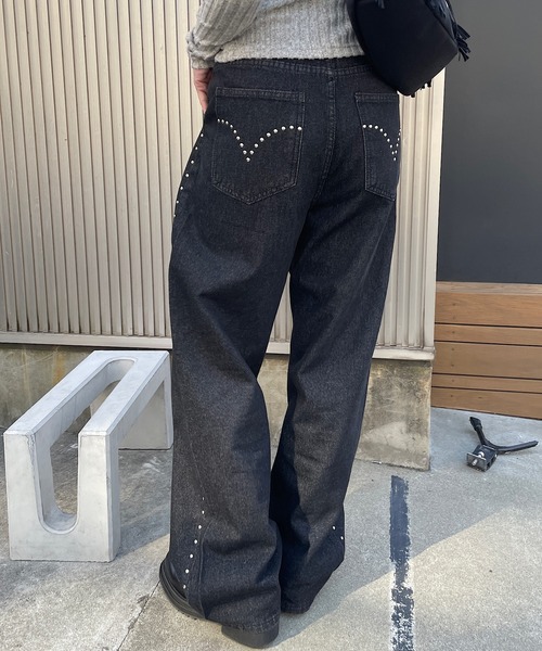 ROGER AND RAW(ロジャーアンドロウ)の「スタッズワイドストレートデニムパンツ(デニムパンツ・レディース・ブラック/ブルー・FREE/LARGE)」の2枚目の写真
