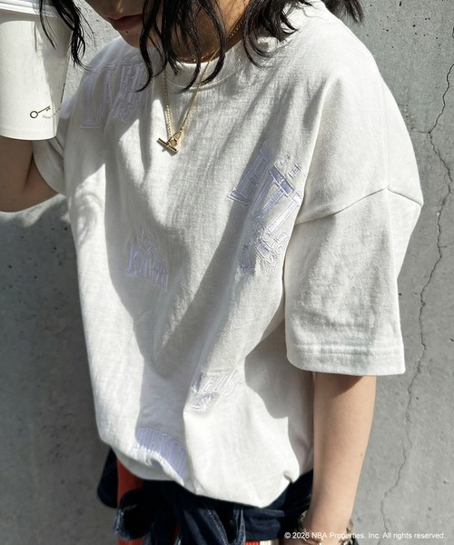 antiqua(アンティカ)の「NBA公式 ロゴ刺繍 Tシャツ(Tシャツ/カットソー・レディース・ダークグレー/ホワイト系その他/ホワイト/ブラック系その他/グレー系その他/ブラック・R/P)」の2枚目の写真