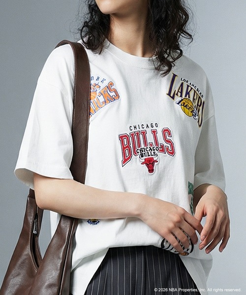 antiqua(アンティカ)の「NBA公式 ロゴ刺繍 Tシャツ(Tシャツ/カットソー・レディース・ダークグレー/ホワイト系その他/ホワイト/ブラック系その他/グレー系その他/ブラック・R/P)」の1枚目の写真