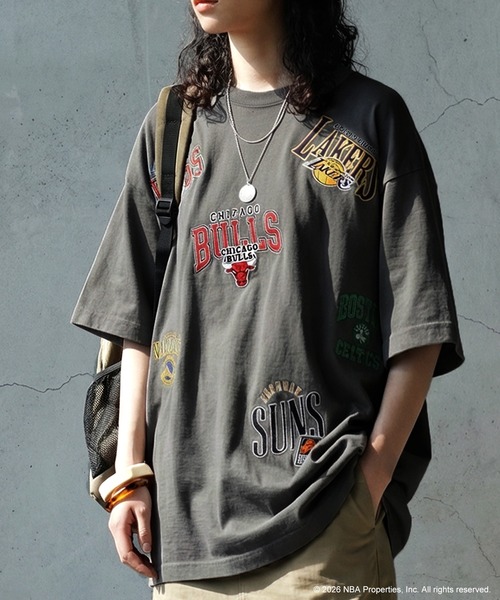 antiqua(アンティカ)の「NBA公式 ロゴ刺繍 Tシャツ(Tシャツ/カットソー・レディース・ダークグレー/ホワイト系その他/ホワイト/ブラック系その他/グレー系その他/ブラック・R/P)」の5枚目の写真