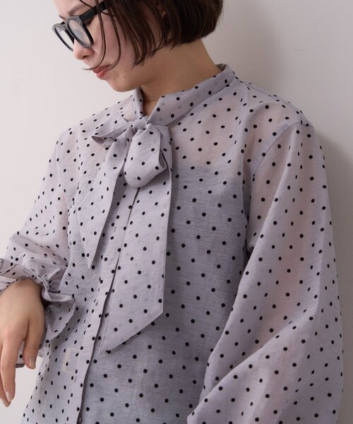 WILLOW(ウィロー)の「【willow】ボウタイ袖シャーリングシャツ(シャツ/ブラウス・レディース・グレー/ホワイト・ONE SIZE)」の3枚目の写真