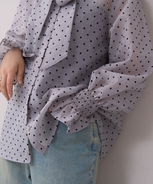 WILLOW(ウィロー)の「【willow】ボウタイ袖シャーリングシャツ(シャツ/ブラウス・レディース・グレー/ホワイト・ONE SIZE)」の4枚目の写真