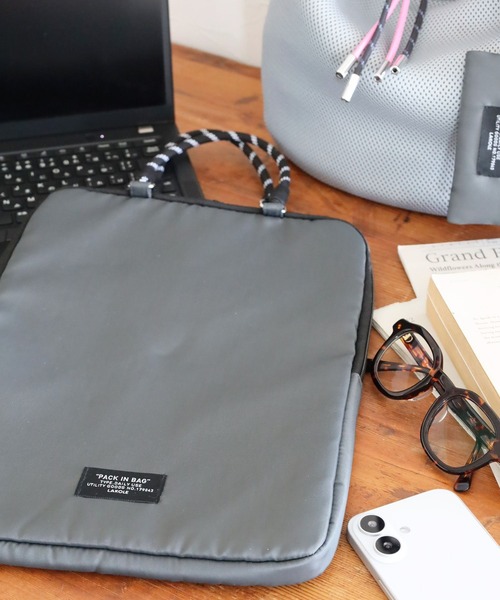 LAKOLE（ラコレ）の「ロープPCケース[タテ] / 638248（PC・タブレットケース・レディース・ブラック/グレー・FREE）」の2枚目の写真