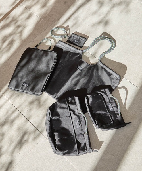 LAKOLE（ラコレ）の「ロープPCケース[タテ] / 638248（PC・タブレットケース・レディース・ブラック/グレー・FREE）」の3枚目の写真