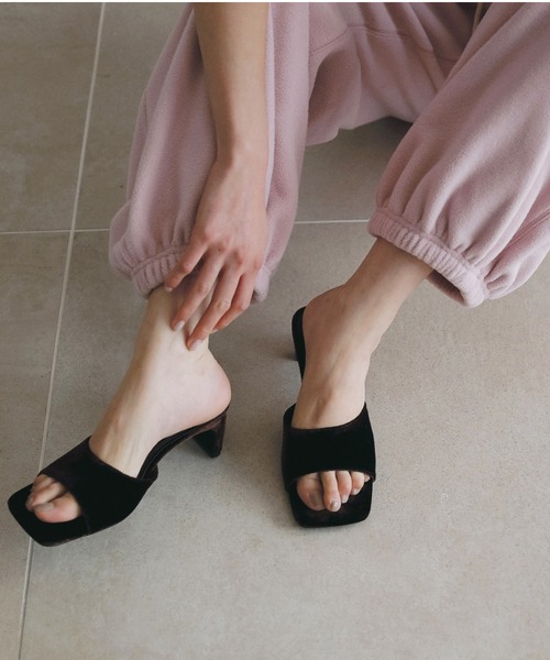anuke（アンヌーク）の「Squaretoe Velour Mule（サンダル・レディース・ブラック/ブラウン・36inch/37inch/38inch）」の2枚目の写真