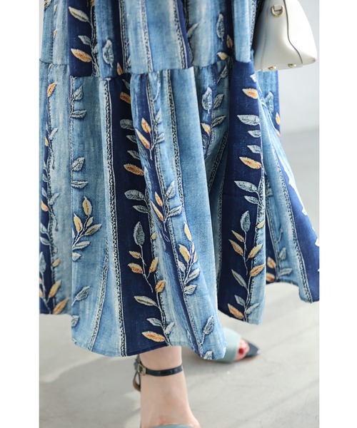 cawaii（カワイイ）の「葉っぱを描いたデニム風プリントミディアムスカート（スカート・レディース・ブルー・FREE）」の5枚目の写真