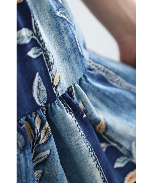 cawaii（カワイイ）の「葉っぱを描いたデニム風プリントミディアムスカート（スカート・レディース・ブルー・FREE）」の6枚目の写真