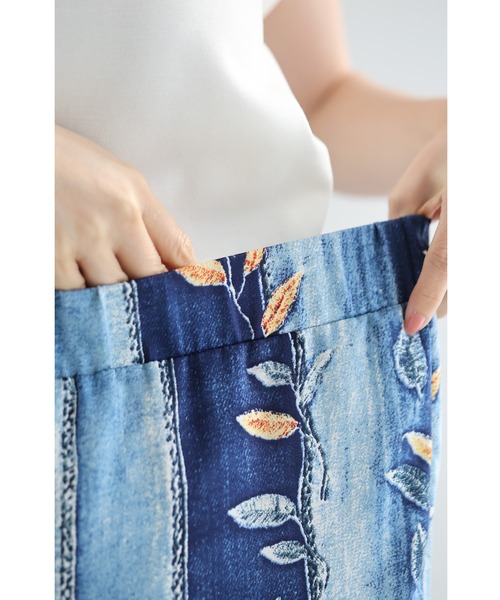 cawaii（カワイイ）の「葉っぱを描いたデニム風プリントミディアムスカート（スカート・レディース・ブルー・FREE）」の12枚目の写真