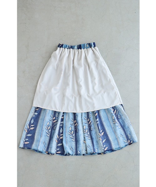 cawaii（カワイイ）の「葉っぱを描いたデニム風プリントミディアムスカート（スカート・レディース・ブルー・FREE）」の2枚目の写真