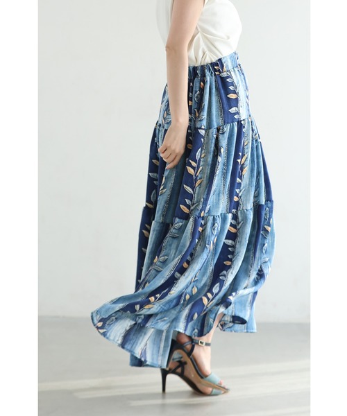 cawaii（カワイイ）の「葉っぱを描いたデニム風プリントミディアムスカート（スカート・レディース・ブルー・FREE）」の3枚目の写真