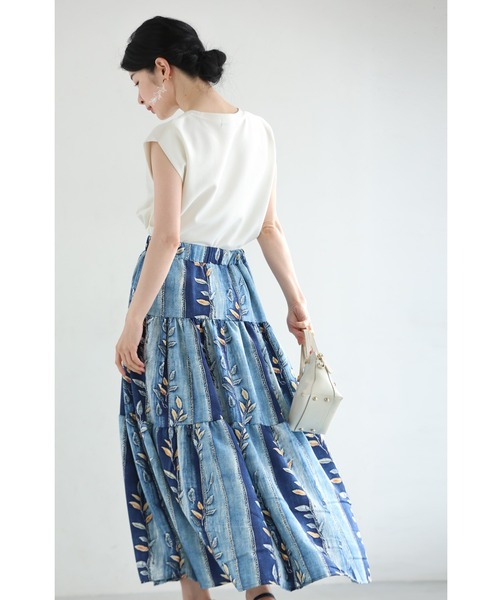 cawaii（カワイイ）の「葉っぱを描いたデニム風プリントミディアムスカート（スカート・レディース・ブルー・FREE）」の4枚目の写真