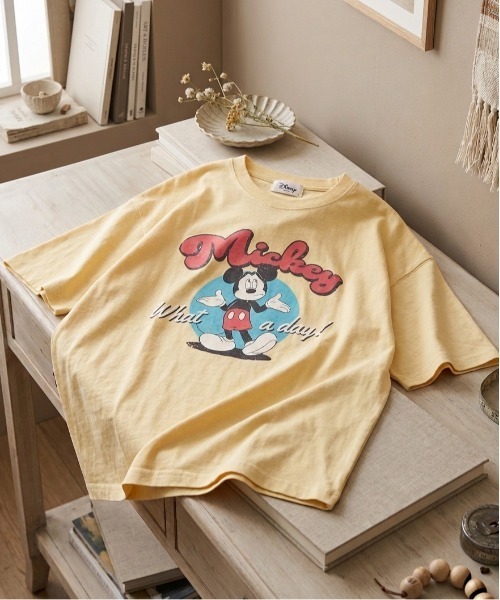 Disney(ディズニー)の「【DISNEY/ディズニー】ミッキーマウス プリント半袖Tシャツ(WIDEシルエット)(Tシャツ/カットソー・レディース・レッド/イエロー/ネイビー/オートミール・LARGE/MEDIUM)」の3枚目の写真
