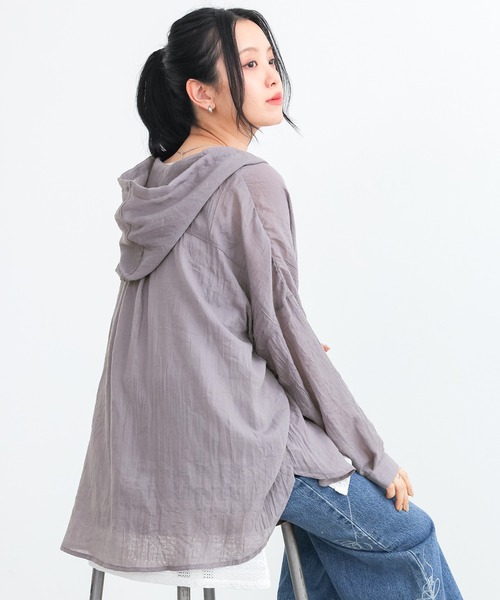 n'OrLABEL（ノアールレーベル）の「【機能素材】『シアーフードシャツ』（シャツ/ブラウス・レディース・ライトブルー/グレイッシュベージュ/チャコール/ピンク/オフホワイト・FREE）」の2枚目の写真