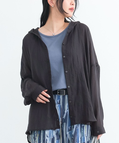 n'OrLABEL(ノアールレーベル)の「【機能素材】『【UVカット】シアーフードシャツ』(シャツ/ブラウス・レディース・ライトブルー/グレイッシュベージュ/チャコール/ピンク/オフホワイト/ブラック・FREE)」の2枚目の写真