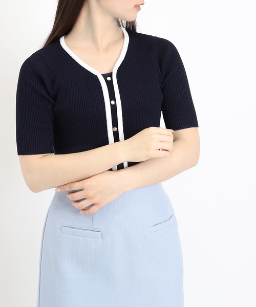 ASTORIA ODIER（アストリアオディール）の「フロントボタンフェイクレイヤードニット(抗ピリング加工)(半袖)（ニット/セーター・レディース・ブラック/ネイビー/ホワイト・MEDIUM/LARGE）」の3枚目の写真