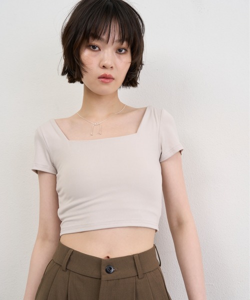 NUJOH（ヌゾ）の「Square Neck Padded Crop Tee / スクエアネックパデッドクロップT（チューブトップ・レディース・グレイッシュベージュ/アッシュグレー/グレー・FREE）」の3枚目の写真