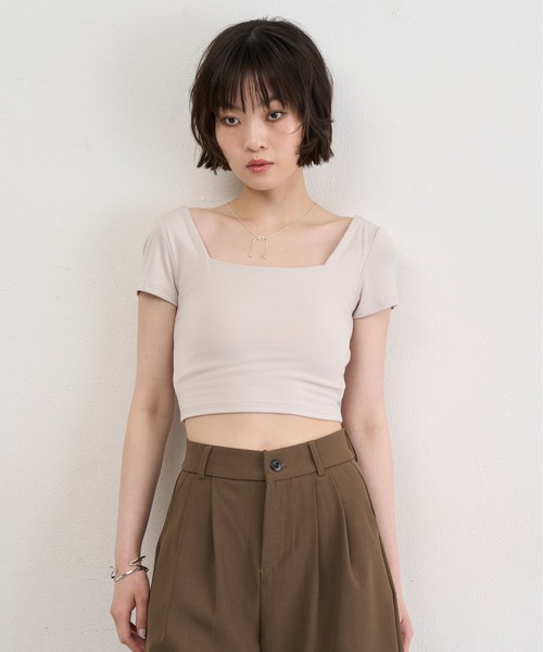 NUJOH（ヌゾ）の「Square Neck Padded Crop Tee / スクエアネックパデッドクロップT（チューブトップ・レディース・グレイッシュベージュ/アッシュグレー/グレー・FREE）」の6枚目の写真