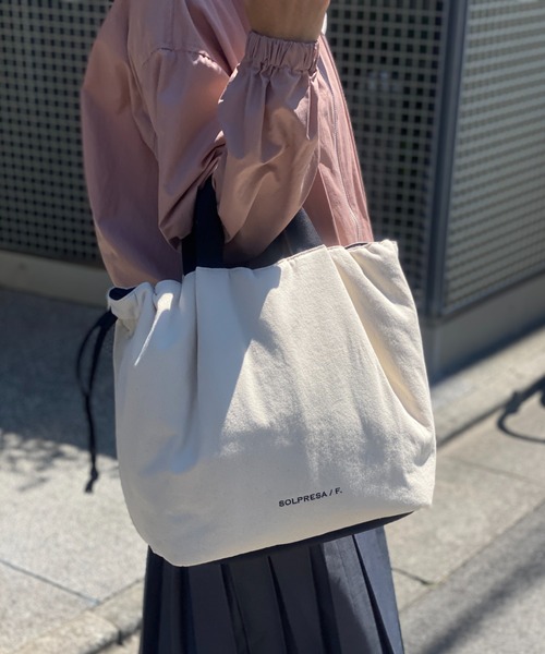 SOLPRESA(ソルプレーサ)の「<9ポケット>軽量ソフトタック ショルダートートバッグ(Mサイズ)(トートバッグ・レディース・ブラック/ネイビー/ナチュラル・M)」の3枚目の写真