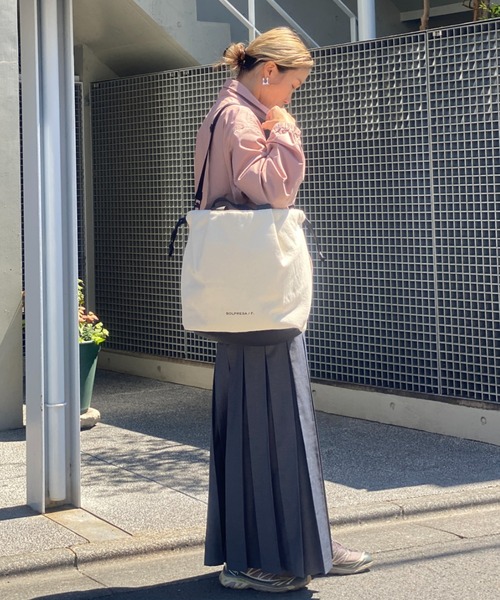 SOLPRESA(ソルプレーサ)の「<9ポケット>軽量ソフトタック ショルダートートバッグ(Mサイズ)(トートバッグ・レディース・ブラック/ネイビー/ナチュラル・M)」の6枚目の写真