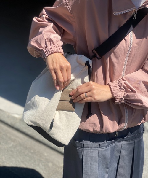 SOLPRESA(ソルプレーサ)の「<9ポケット>軽量ソフトタック ショルダートートバッグ(Mサイズ)(トートバッグ・レディース・ブラック/ネイビー/ナチュラル・M)」の4枚目の写真