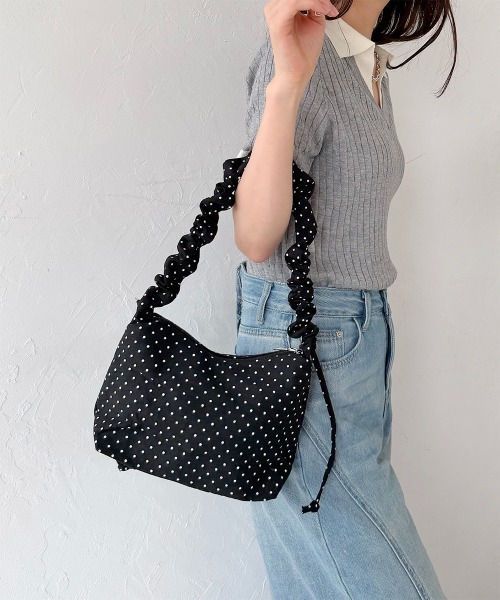 Rejoule（リジュール）の「ギャザーハンドル ドット柄ショルダーバッグ（ショルダーバッグ・レディース・ホワイト/ブラック/アイボリー・FREE）」の6枚目の写真