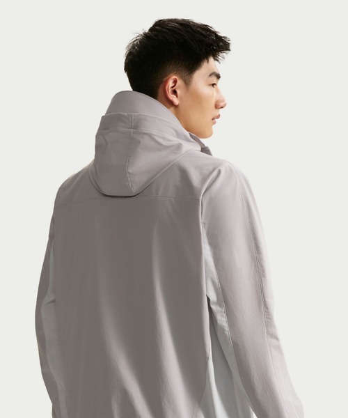 NIKE（ナイキ）の「ナイキ テック ヘリオス メンズ Dri-FIT ロングスリーブ シェル / Nike Tech Helios Men's Dri-FIT Long-Sleeve Shell IF0904-097 Grey Fog（その他トップス・メンズ・グレー系その他・XL/S/M/L/2XL）」の2枚目の写真