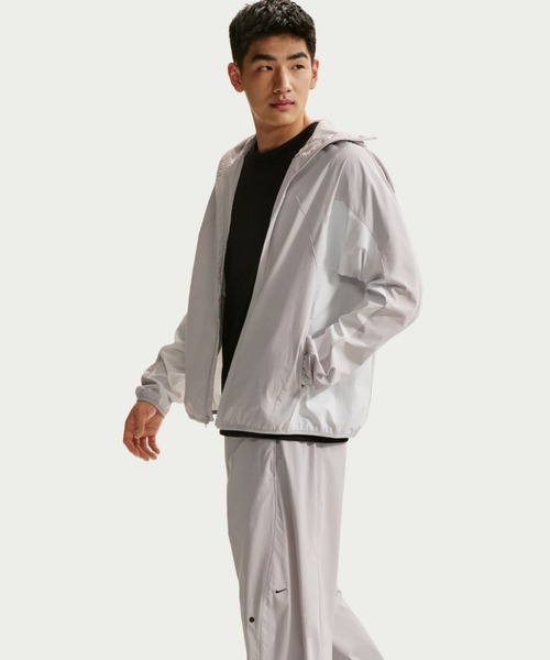 NIKE（ナイキ）の「ナイキ テック ヘリオス メンズ Dri-FIT ロングスリーブ シェル / Nike Tech Helios Men's Dri-FIT Long-Sleeve Shell IF0904-097 Grey Fog（その他トップス・メンズ・グレー系その他・XL/S/M/L/2XL）」の3枚目の写真
