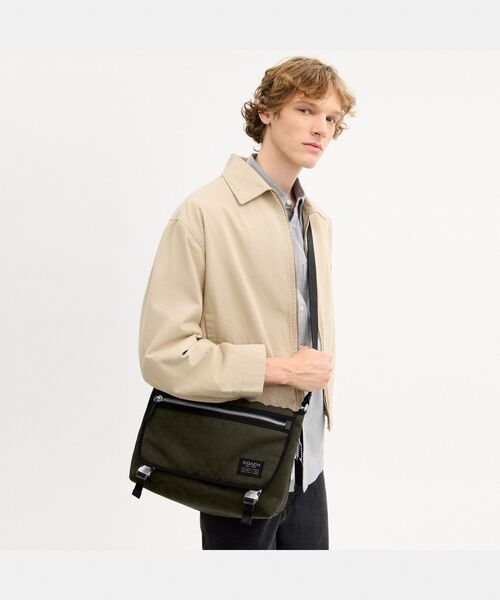 COACH(コーチ)の「メッセンジャー・シグネチャー ナイロン(メッセンジャーバッグ・メンズ・グリーン系その他・ONE)」の6枚目の写真